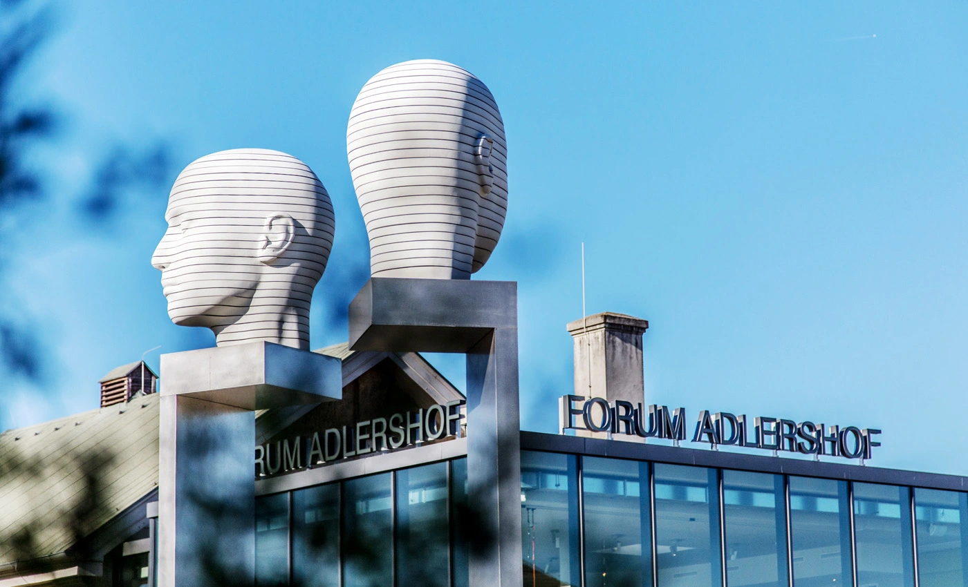 Skulptur „Kopfbewegung – heads, shifting“, im Hintergrund Gebäude Forum Adlershof
