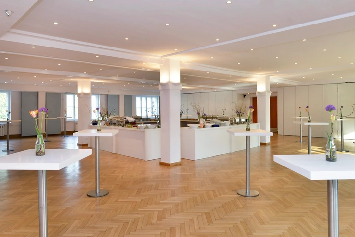 Einstein-Newton-Kabinett: Konferenzraum mit Parkett, Stehtischen und Buffet