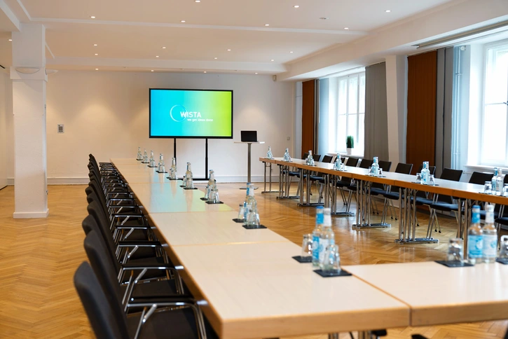 Einstein-Kabinett: Konferenzraum mit Tischen in U-Form und Getränken an jedem Platz