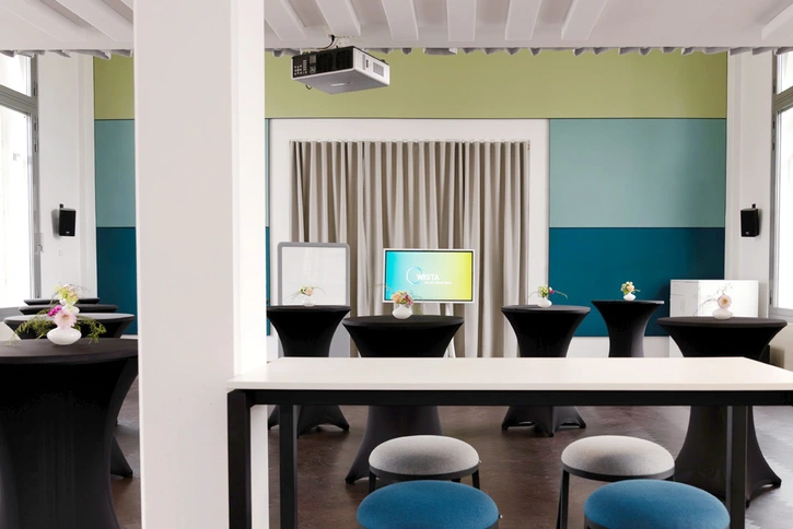 a:head area – Moderner Konferenzraum mit Stehtischen, Hockern und Bildschirm
