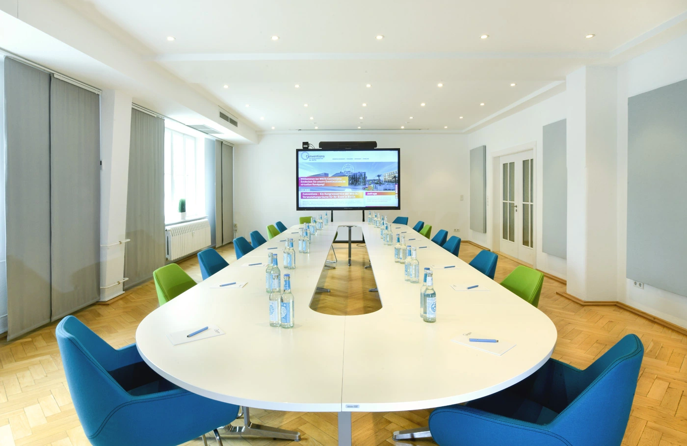 Pasteur-Kabinett: Raum mit Konferenztisch
