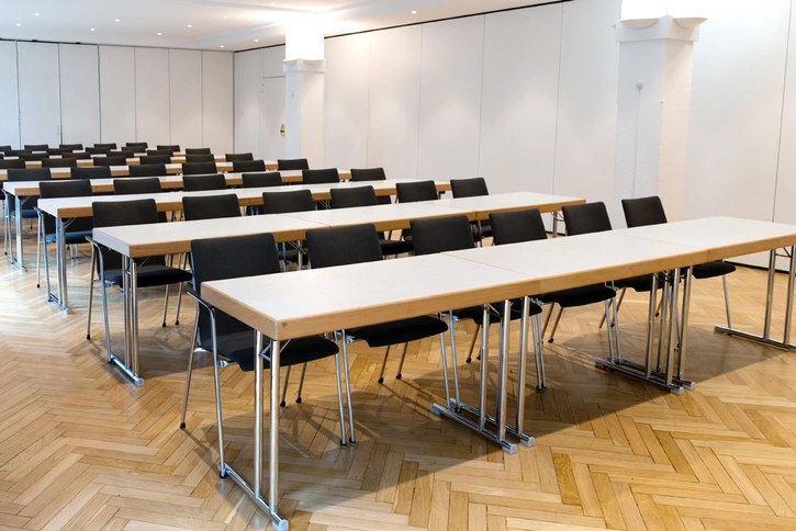 Einstein-Kabinett: Heller Konferenzraum mit parlamentarischer Bestuhlung