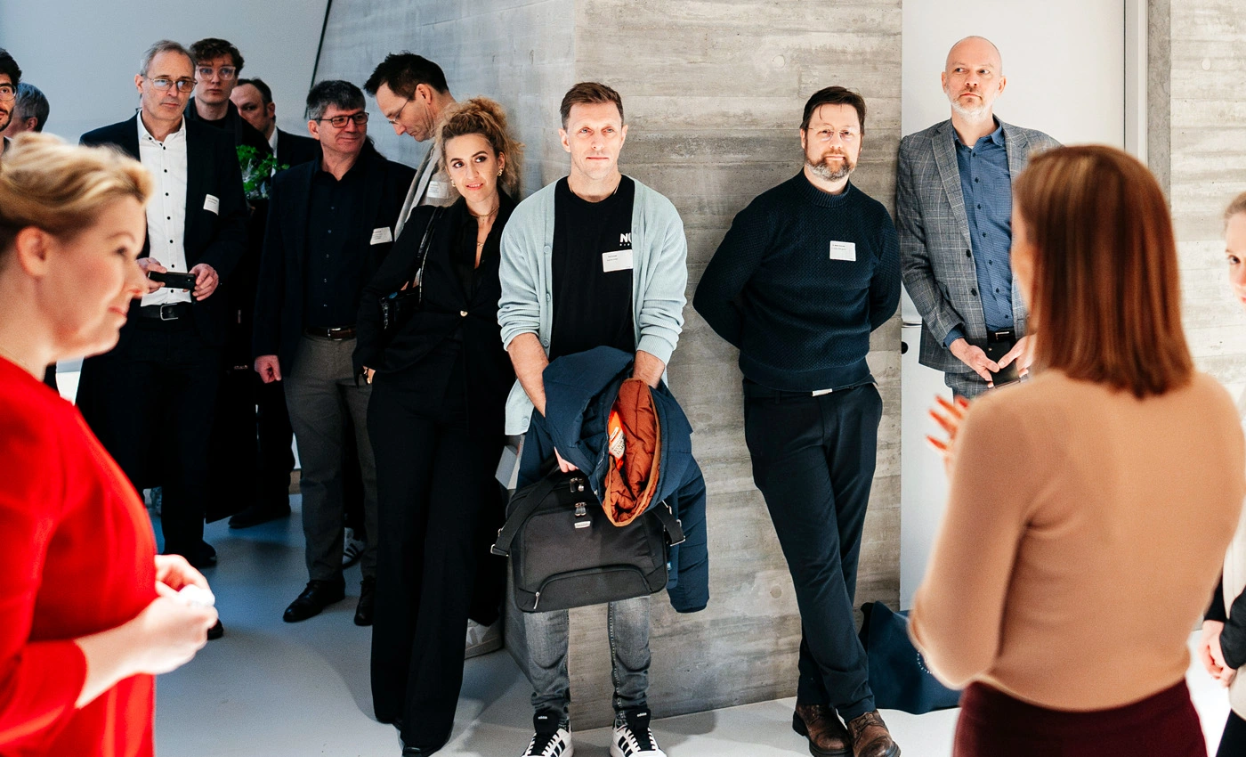 Menschen bei einer Führung hören der Referentin zu